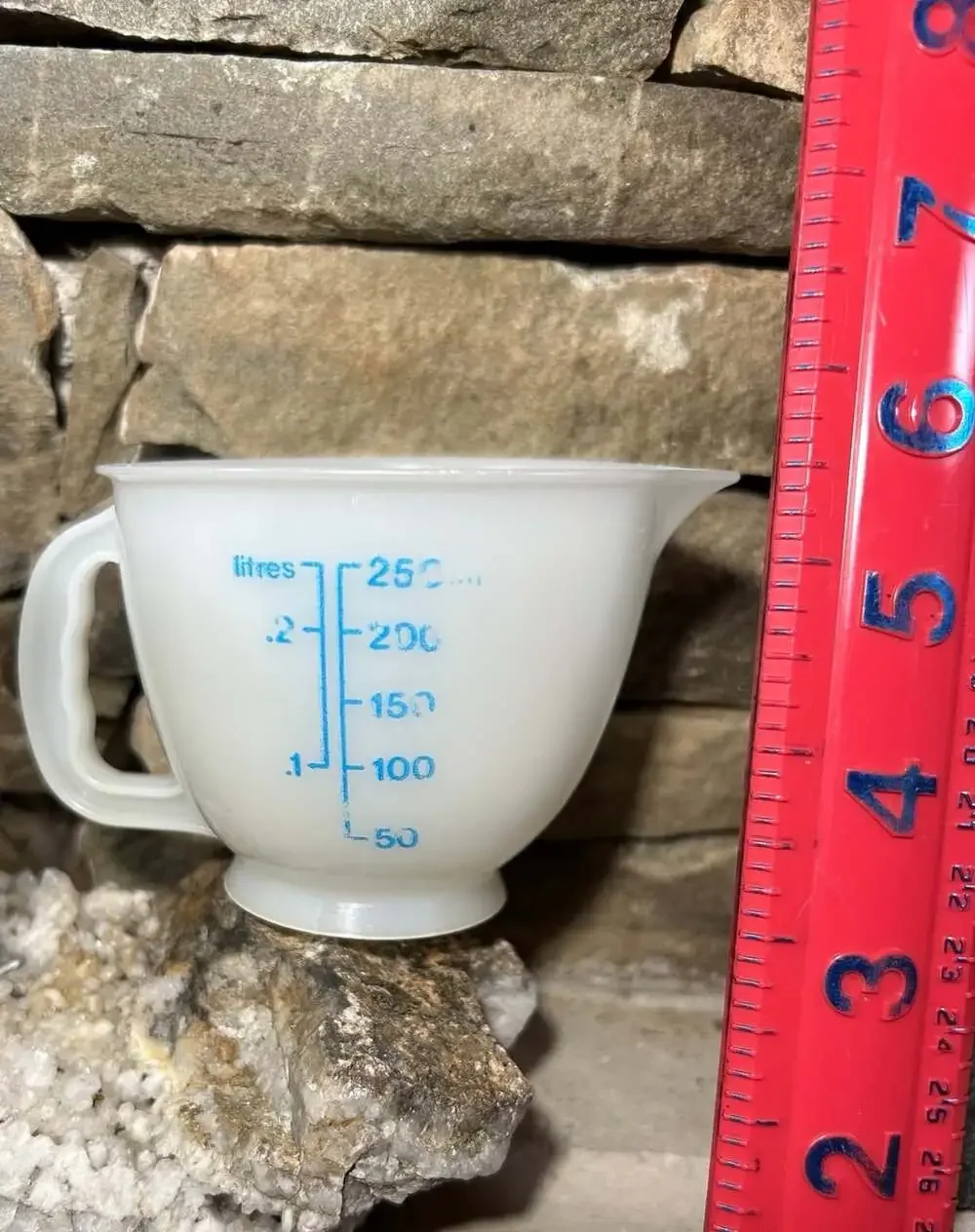 VTG Tupperware #1669-4, 2-Cup Measuring Pitcher 16oz w/ Red Lettering & 1 C Blue